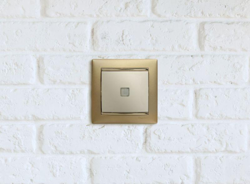 Выключатель 1-кл. СП Valena 10А IP31 250В с зел. индикацией механизм сл. кость IEK 774310