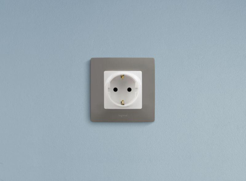 Розетка 1-м СП Etika 16А IP31 250В 2P+E с заземл. защ. шторки немецк. стандарт винтов. клеммы механизм бел. IEK 672222