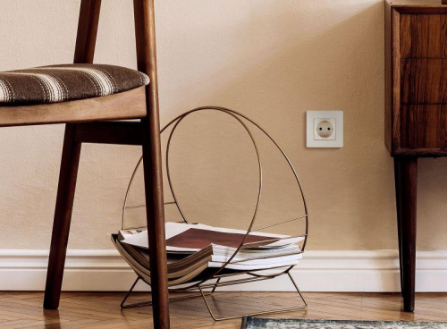 Розетка 1-м СП Etika 16А IP31 250В 2P+E с заземл. защ. шторки немецк. стандарт винтов. клеммы механизм сл. кость IEK 672322