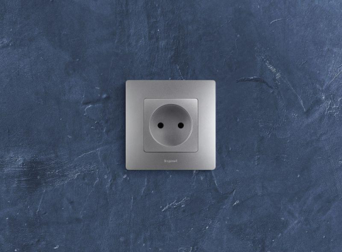 Розетка 1-м СП Etika 16А IP31 250В 2P без заземл. защ. шторки немецк. стандарт винтов. клеммы механизм алюм. IEK 672434