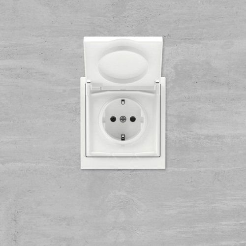 Розетка силовая KANT IP44 2P+E защ. шторки с крышкой бел. магнолия DKC 7000013
