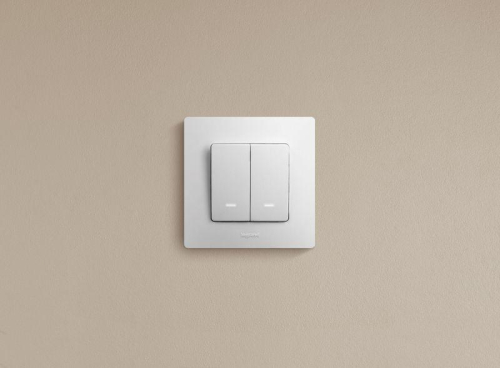 Выключатель 2-кл. СП Etika 10А IP20 250В 10AX с подсветкой/индикацией безвинтов. зажимы механизм бел. IEK 672204