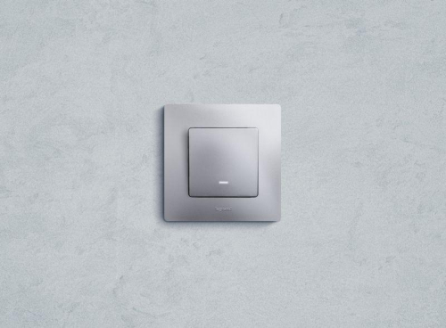 Выключатель 1-кл. СП Etika 10А IP20 250В 10AX с подсветкой/индикацией безвинтов. зажимы механизм алюм. IEK 672403