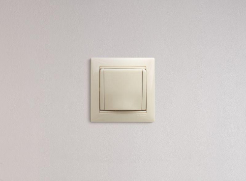 Розетка 1-м СП Valena 16А IP21 2P+E с заземл. защ. шторки с крышкой винты механизм сл. кость IEK 774322