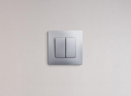 Выключатель 2-кл. СП Etika 10А IP20 250В 10AX авт. зажимы механизм алюм. IEK 672402