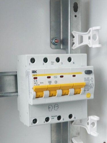 Выключатель автоматический дифференциального тока 4п C 6А 10мА тип AC 4.5кА АД-14 KARAT IEK MAD10-4-006-C-010