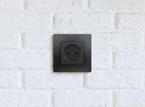 Розетка 1-м СП Etika 16А IP31 250В 2P без заземл. защ. шторки немецк. стандарт винтов. клеммы механизм антрацит IEK 672634