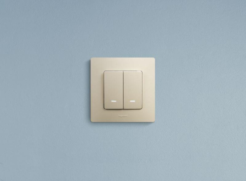 Выключатель 2-кл. СП Etika 10А IP20 250В 10AX с подсветкой/индикацией безвинтов. зажимы механизм сл. кость IEK 672304