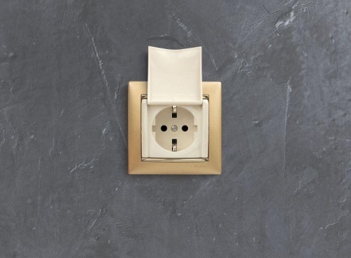 Розетка 1-м СП Valena 16А IP21 2P+E с заземл. защ. шторки с крышкой винты механизм сл. кость IEK 774322