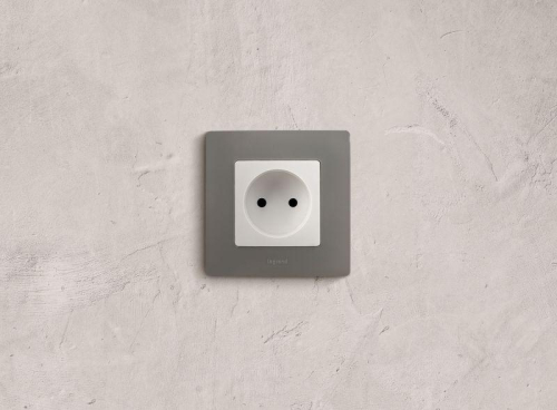 Розетка 1-м СП Etika 16А IP20 250В 2P без заземл. немецк. стандарт винтов. клеммы механизм бел. IEK 672220