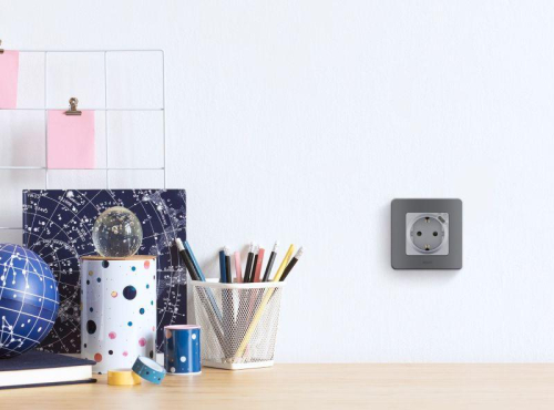 Розетка 1-м СП Inspiria 16А IP20 250В 2P+E немецк. стандарт с заряд. устройством USB тип C 1.5А 5В механизм алюм. IEK 673772