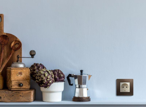 Розетка 1-м СП Etika 16А IP31 250В 2P+E с заземл. защ. шторки немецк. стандарт винтов. клеммы механизм сл. кость IEK 672322